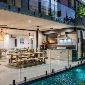 azure-luxurious-modern.queenslandhotels.net/